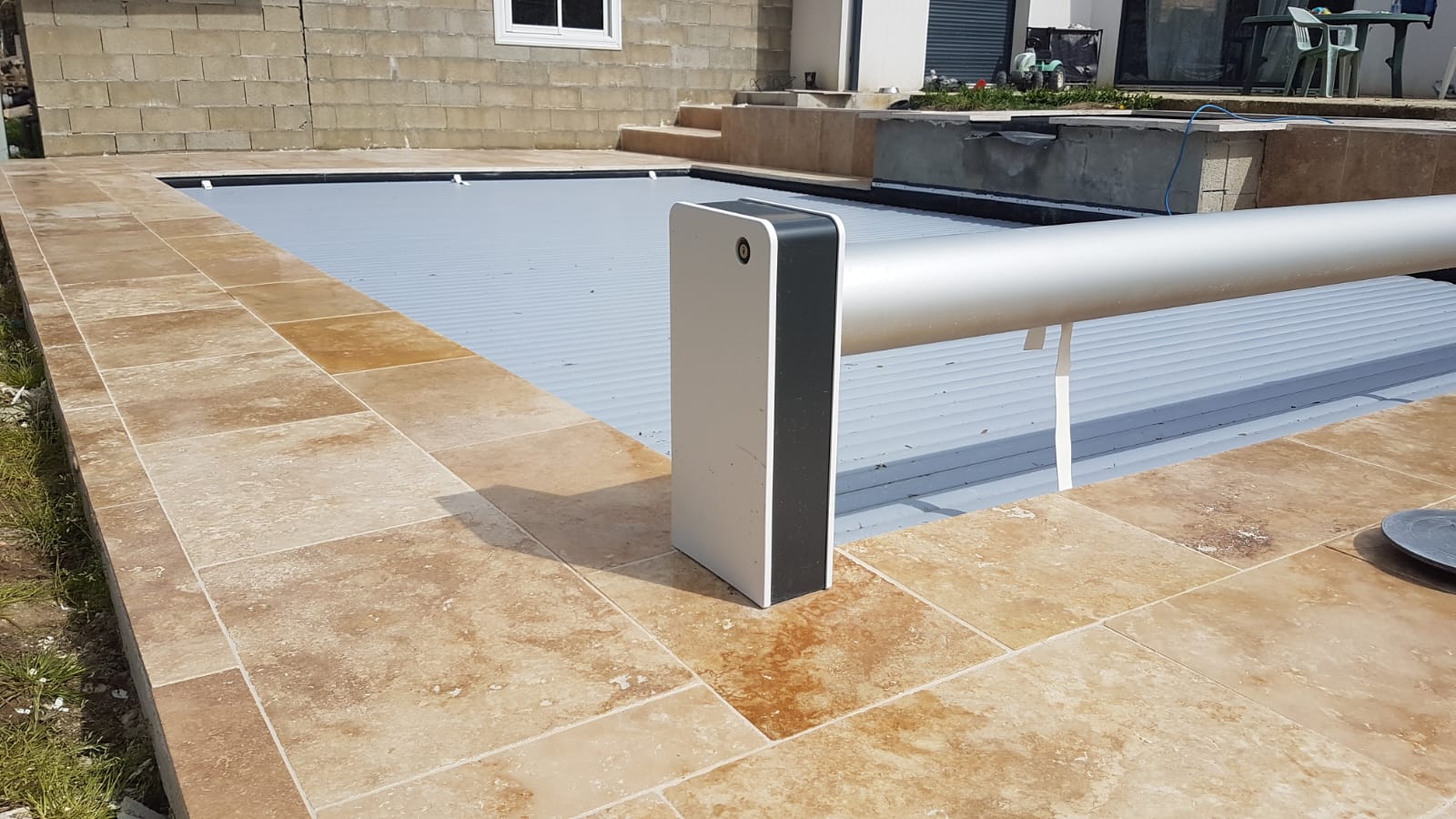 Pose de Travertin pour une terrasse extérieure à Listrac Médoc  près de Bordeaux